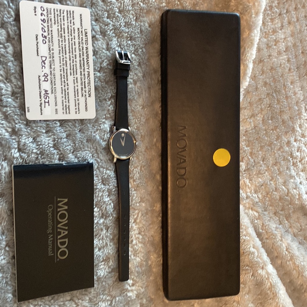 Movado Vintage MIB 1999 ladies museum watch. Black leather band classic silver